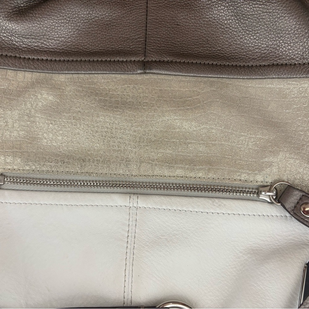B MAKOWSKY METALLIC SILVER SOFT LEATHER HOBO STYLE HANDBAG - A8 - Picture 7 of 11